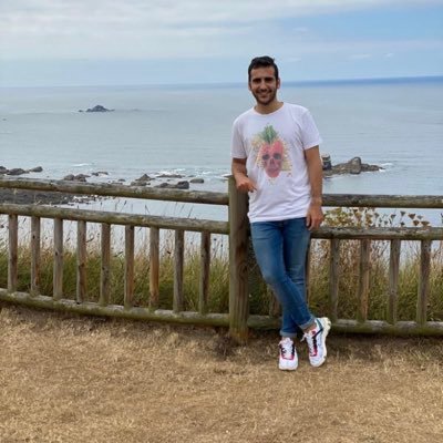 Maestro de Educación Física y Educación Primaria.Técnico deportivo en fútbol Nivel 2 (UEFA A).