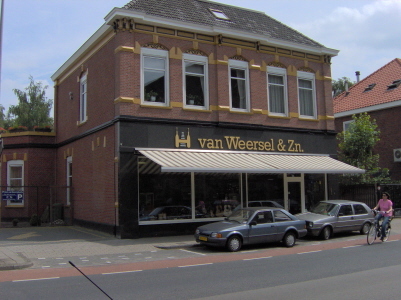 Verkoop van muziek instrumenten, bladmuziek en reparatie atelier sinds 1931 aan de Oldenzaalsestraat 126 in Enschede.
Voor info mail Diana op info@weersel.nl