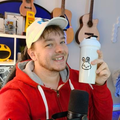 Absolutely brilliant streamer on FB and Twitch! https://t.co/ViKhqKoYrv and NumbSkullEk on twitch. No1 Scottish Singing Weirdo Streamer🌟