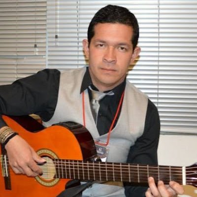 Ajedrecista y lector empedernido. Con un gran sentido de sensibilidad social, artista y amante de la vida.
