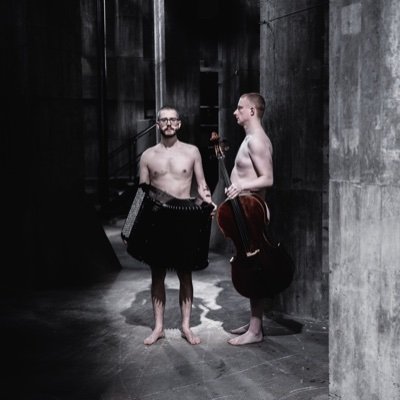ekki minna = no less
...than performers
...than musicians
...than not musicians
...than with instruments
...than without instruments
...than performative
