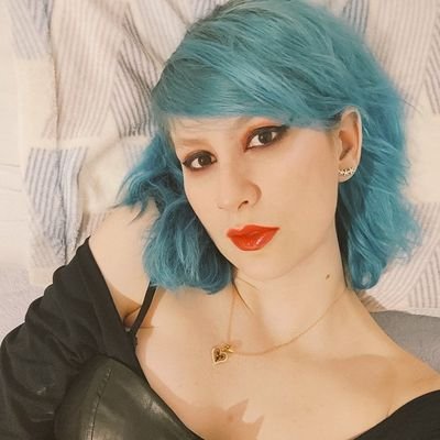 OdioLosLunes's profile picture. Me arranqué el pellejo para dejar todas mis vísceras al descubierto. Soy una bruja que sobrevivió a la hoguera de la vida. Á(r)mate, mujer.