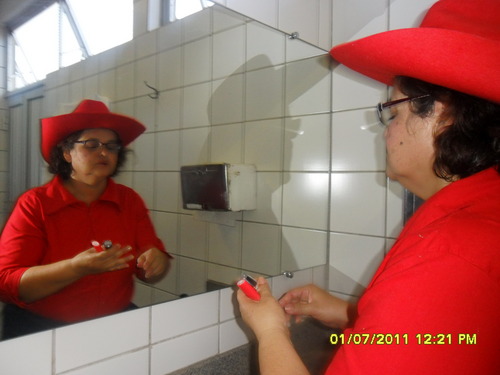 Sou apaixonada por Jesus, vivo no primeiro amor.
Amo os perdidos, os que sofrem com o mesmo amor que Deus nos ama.
Amo a vida, amo a todos como a mim mesma.