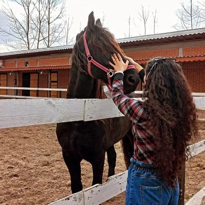 Pryvry's profile picture. پری‌شونم^_^

فرفری موی غَزَل خوان..