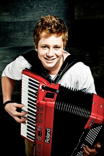 Sou um garoto que acredito em meus sonhos e trabalho para realizalos !!!Minha vida é a musica e nisso se resume o meu viver!!!