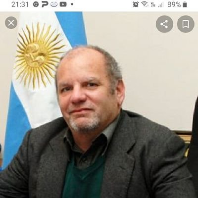 Médico generalista y Docente universitario, amante del rock y de la música en general y en defensa de los más pobres y vulnerables