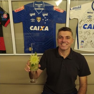 Mineiro, Engenheiro, Casado e Pai de 2 filhos. Azul, a cor do sentimento