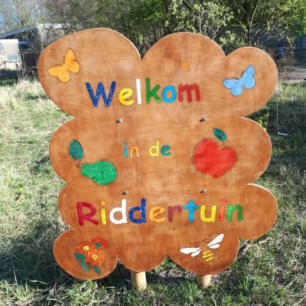 Buurtmoestuin in Tolsteeg/Hoograven, Utrecht. Samen verbouwen we groente aan de Ridderlaan (voor gymzaal). Zin om mee te doen? Mail: riddertuin@gmail.com of DM.