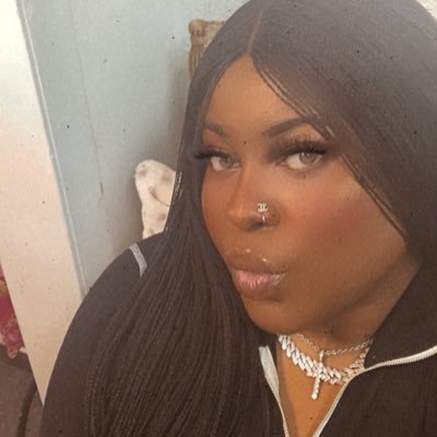 noitsnotolivia's profile picture. 🇳🇬| liberal af | netflix and chill? nah CNN and panic