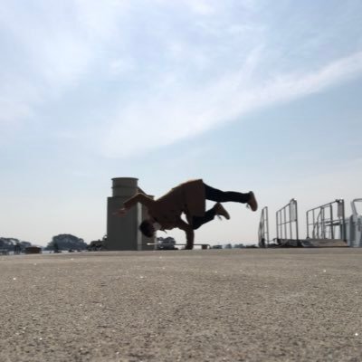 とある地方国立医学部医学科6年。2018.9ごろからブレイクの練習始めた。99のbboy。バレエとブレイクまぜこぜにする変人 #ballet #breakdance バレエアカは@medical_ballet