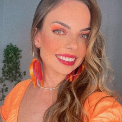 Julinha, 27 anos, publicitária apaixonada por cafés e viagens. ❤️
