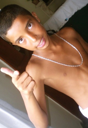 DEVE TER ALGUEM QUE GOSTE DE MIM 
QUEM NUM GOSTA AFASTA (y)