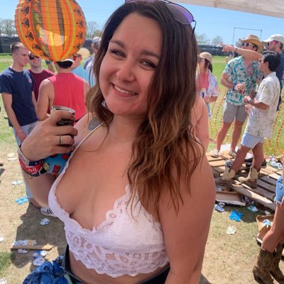 Bartender at Dixie Chicken and avid skydiver 🤙🏼Williams.Zoe 👻