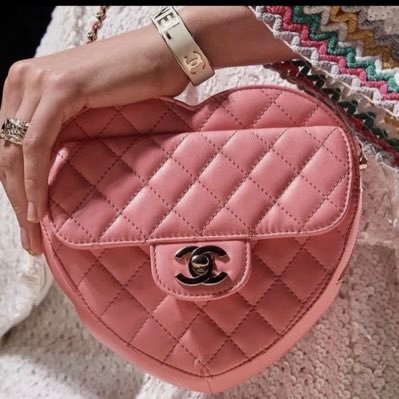 新しく作りました🖤 2013~コツコツ©️👜を購入しています ©️大好きです❤️ 最近(2021~)エルパト🍊 始めました✨ ©️🍊💎好きな方よろしくお願いします🥺🖤🖤 とにかく夫と👶🏻と©️と💎と🍊が大好き🥺