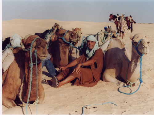Yo nací en el desierto, la caravana es mi patria, y mi vida el más sinuoso de los caminos.