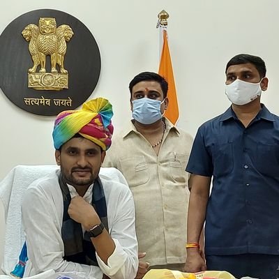 ज़िंदा रहना है तो हालात से डरना कैसा
जंग लाज़िम हो तो लश्कर नहीं देखे जाते
@Rajeshsinghmunna