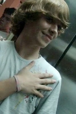 eaw galera meu nome é bernardo tenho 14 anos  ,sou colirio  sou um  cara bacana me interagio com todo mundo nao tenho vergonha de falar oq penso.