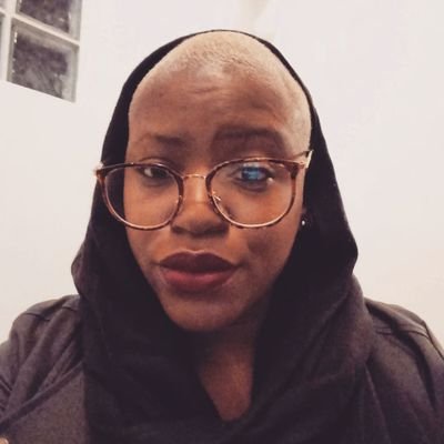 Mulher, negra, , feminista, periférica, mãe, Gastronoma, trancista, Historiadora Independente, etc, etc, etc...