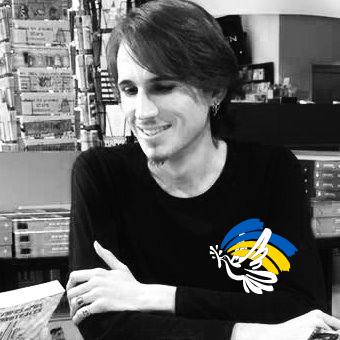 Auteur de romans cyber et d'histoires de geeks qui s'attirent des problèmes.
Gère l'atelier d'écriture de micronouvelles sur @AMicronouvelles