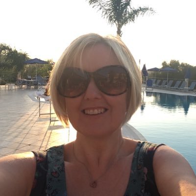 Welsh European! 🏴🇪🇺 🇺🇦 Scientist. Love Wales, Cornwall, books, singing, rugby, gin, chocolate. Happiest by the sea. Views my own.