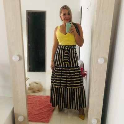 AndreaQGaray's profile picture. Docente, Empresaria, Uribista, ¿El Tigre Abelardo o La Victoria con Vicky?