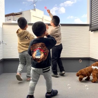 大阪で軽貨物の個人事業主してます。 色んな方と繋がって情報交換したいです。 現在は直接企業と契約して企業配してます。4人の小さい組織ですが仕事に対して全力で取り組む4人です。もっと仕事とメンバー増やしていきます。宜しくお願い致します。