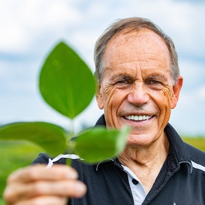 Steve Long—Ikenberry Endowed University Chair at @illinois_alma—studies how climate change impacts crops and engineers photosynthesis to feed & fuel the world.