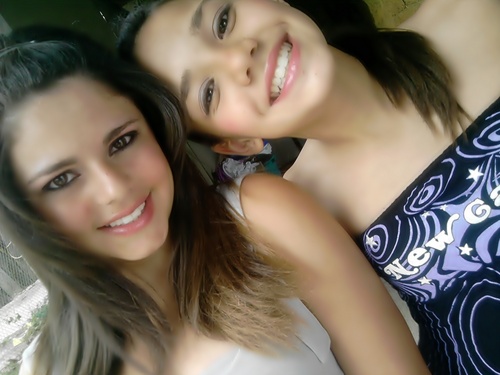 Uma  menina que ama Se diverti e sair com as Amigas , e ama muiito a Banda Restart , e é apaixonada pelo @pelurestart (L'