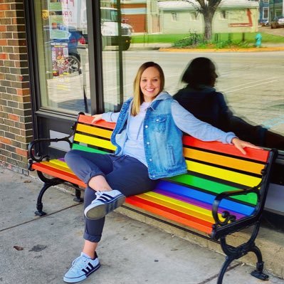 LesleePeeper's profile picture. books and vinyls and t-shirts and donuts. 🏳️‍🌈