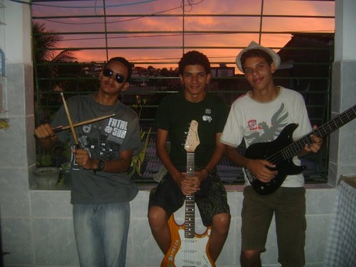 Uma banda de rock influenciada por Paralamas do sucesso,Beatles,Engenheiros do Hawaii,The Police e etc. http://t.co/6pJoHzB3dL