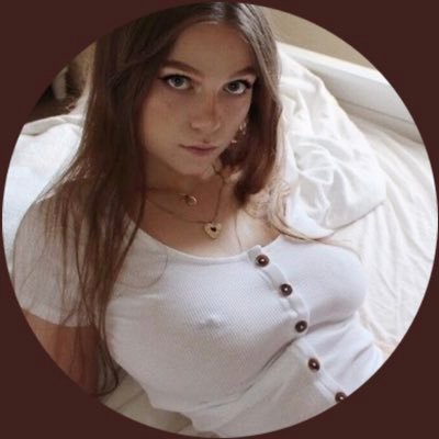 Coucou les bb je vous attend en dm pour mes tarifs je vends mes nudes et je fais des sexcams tout les gratteurs je bloque direct ❤️