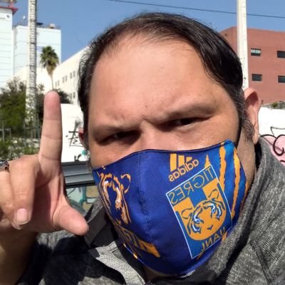 Soy una persona seria agradable me gusta ir al cine bailar cantar tener muy buenas amistades
