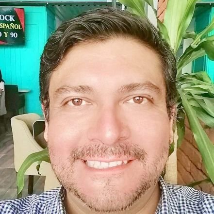 Analista de sistemas políticos y educativos para mejorar los derechos humanos y la calidad de vida.