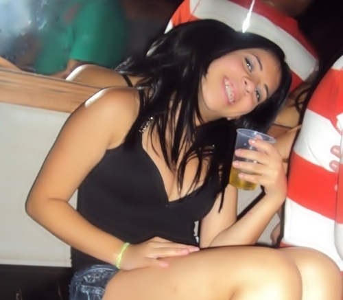 morena, baixinha :D, sorridente, simpática, amo musica, sou um pouco desastrada, mais meus amigos me aturam!