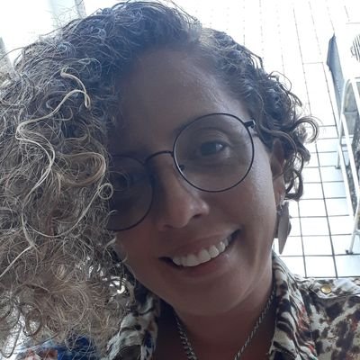 mulher que canta, toca e compõe Músicas autorais e releituras com muito amor e carinho a arte e a quem nos segue.