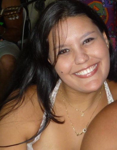 Feliz,tenho os melhores pais do mundo,um marido maravilhoso,irmaos saudáveis,e amigos que a vida me deu,e me deu mto bem. Tenho um Deus de fé!