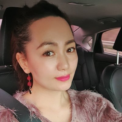 efhb12's profile picture. I prefer the present to what I once had.