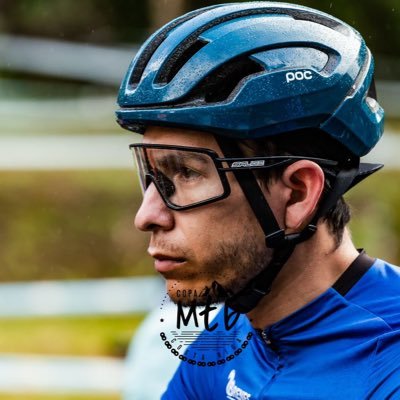 Atleta por fiebre, administrador de profesión, amigo por vocación y pandereta por decisión.