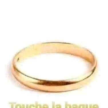 Je suis simple,romantique,attentionné et je me mêle pas ce qui me regarde pas.