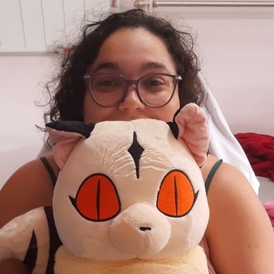 Demiaroace e genderqueer. Escritora, ilustradora e game designer. Vivo no mundo da lua, jogando RPG. Mestra em Fanfic (literalmente).