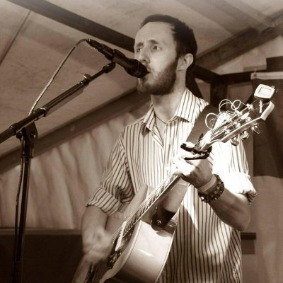 Polyglot, Celtic folk musician (Cale), writer, husband, traveller and more. Originally from Kent, now living in Glasgow 😍 He/him.