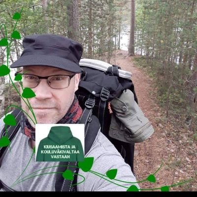 Virkamies, isä. Valoisa ja vahingoniloinen keski-ikäinen mies. Musiikin ystävä. Lintuja ruokkiva kissaihminen.
Keyboard activist. AMC-ape.
AMC$# @EzPzTrading
