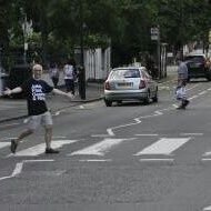 Estic fet amb línia clara d'Hergè i amb la banda sonora dels Beatles. Recordo un acudit del meu pare que acabava amb 'un ciescu nun güeyu..'
Euskara ikasi nahia