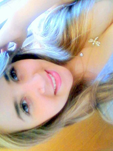 No fim você coloca um sorriso no rosto e finge que é sincero, até que a vida o faça realmente ser.:B