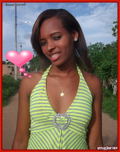 18 anos, divertida ,adora rezenhar com as amigas,
as vezes sou chatinha, mas legal *-*