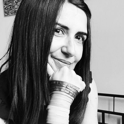 Webmaster per professione. #ArtBlogger, #writer, #artist, kickboxer e social-addicted per hobby. Adoro #arte, jazz, ridere e far tardi. Happily Blogged