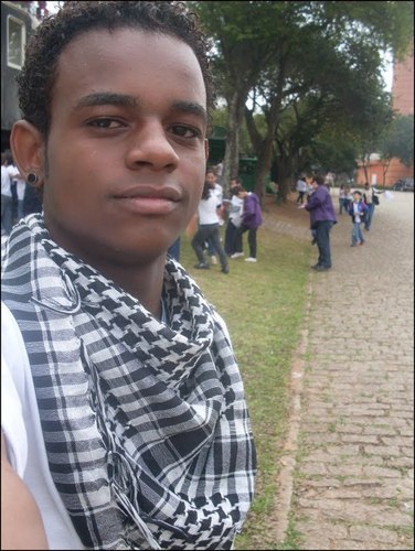 adolescente problematico besta boca suja rockero que ama e nao vive sem amigos e chocolate sensivel carinhoso sincero loko pela banda paramore