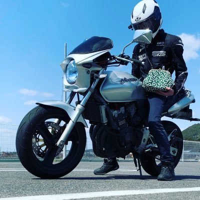 社会人一年目/好きな物：弓道(四段)、ロードバイク(GIANT Contend sl1 disc)、バイク(hornet250)、飛行機、工作、読書 /多趣味です/無言フォロー失礼します。 質問箱: https://t.co/TxMEdLzGCJ