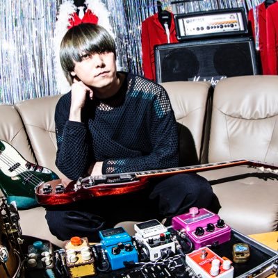 ギター弾いてます! / new! MV 『PINK(20th ver.』https://t.co/JCqEcCuzyr / 赤いSG / https://t.co/8S9LvE1BGc