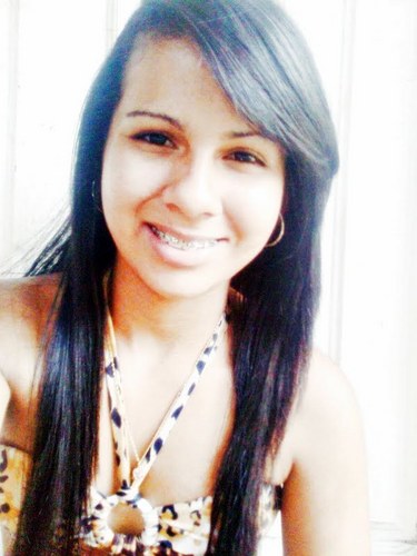 - Sou uma menina Simpática,Divertida,Meiga,tenho 19 aninhos e etc. Gosto muito de fazer amizades. ps: EU SOU DE CRISTO (l)